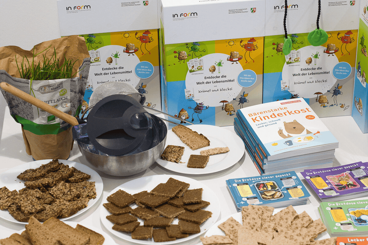 Kita-Ideen-Boxen und Brotverkostunf ausgestellt