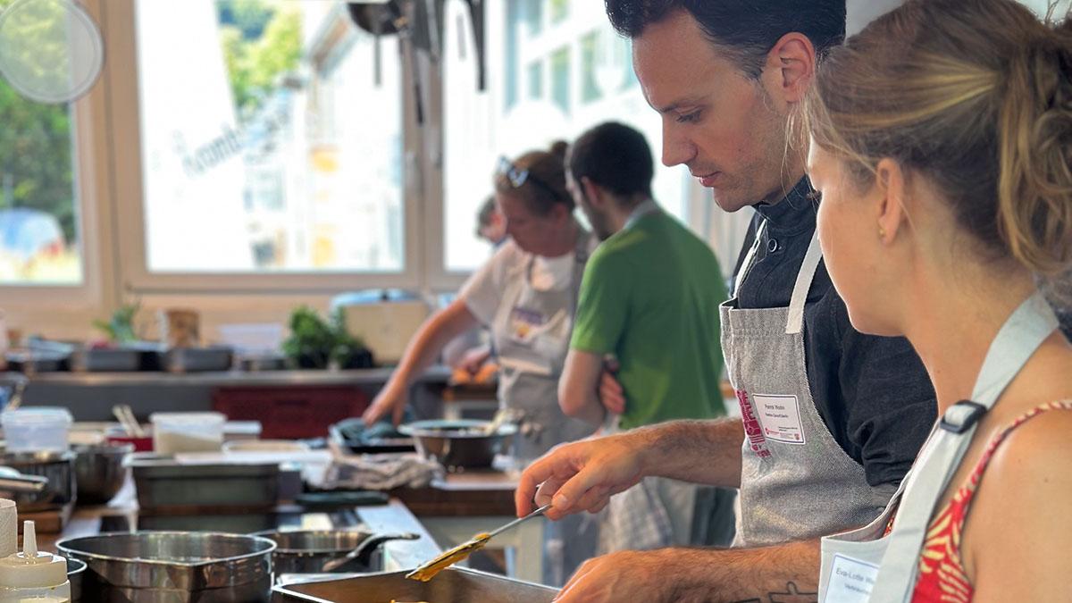 Teilnehmende des Workshops kochen