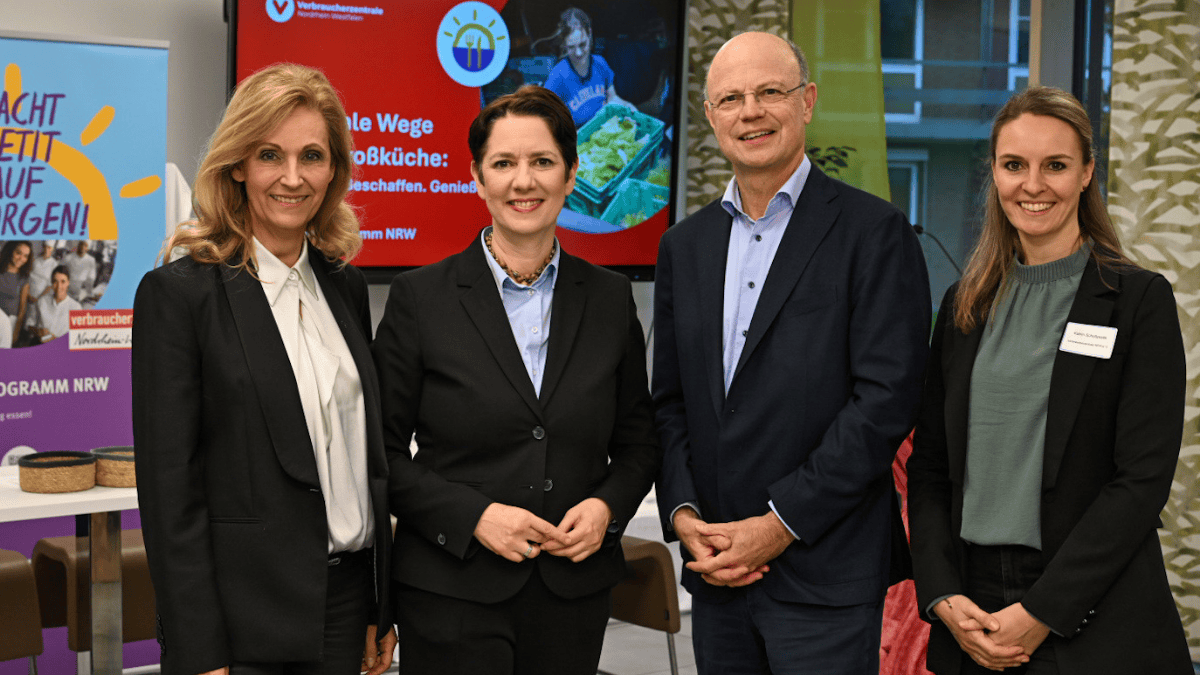 Ulrike Lubek, Direktorin des Landschaftsverbandes Rheinland, Silke Gorißen, Ministerin für Landwirtschaft und Verbraucherschutz NRW und Vertreter:innen der Verbraucherzentrale NRW