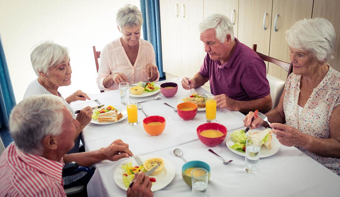 Senioren gemeinsam am Essenstisch