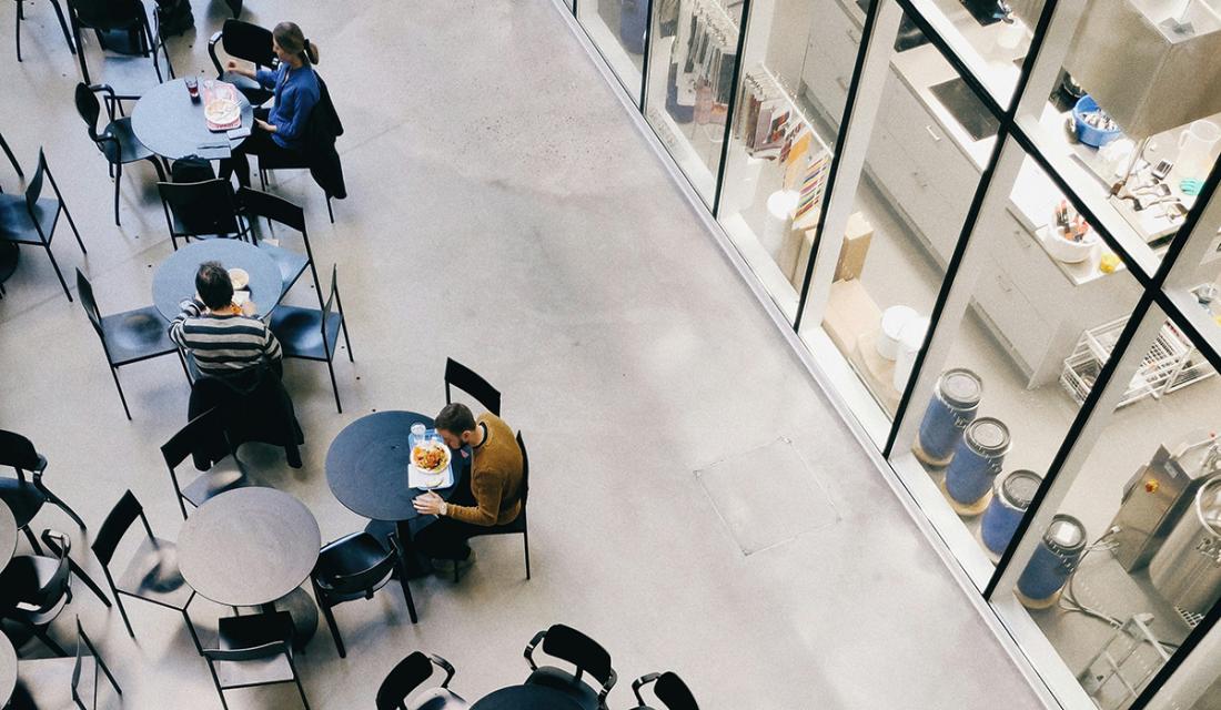 Blick von oben in eine Betriebskantine