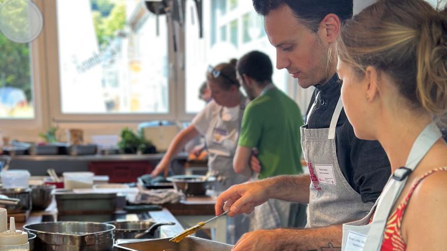 Teilnehmende kochen