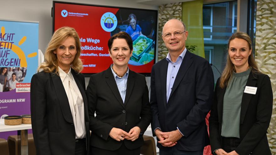 Ulrike Lubek, Direktorin des Landschaftsverbandes Rheinland, Silke Gorißen, Ministerin für Landwirtschaft und Verbraucherschutz NRW und Vertreter:innen der Verbraucherzentrale NRW