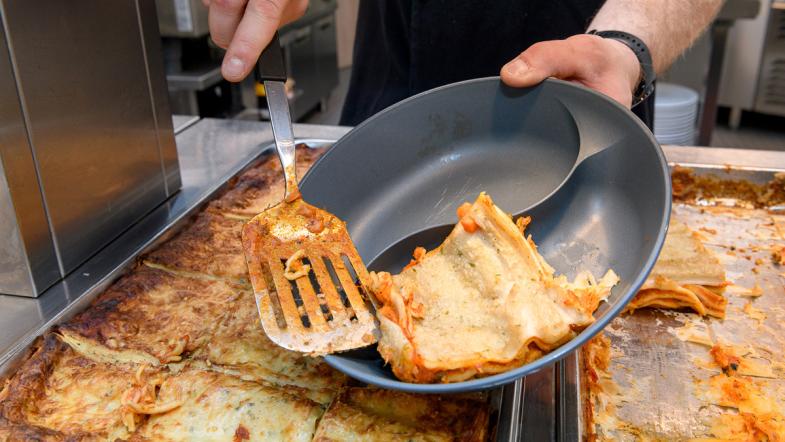 Lasagne wird serviert