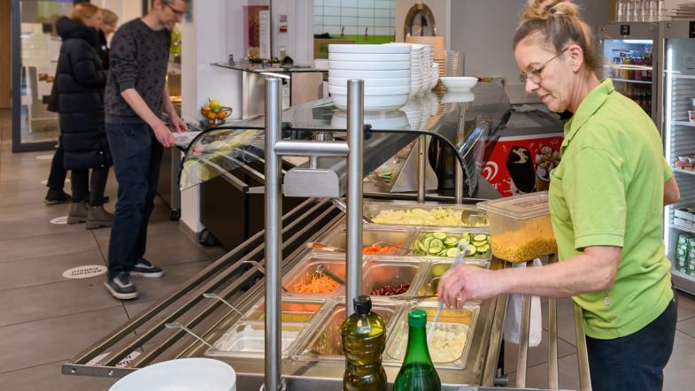 Die Salatbar der Kantine