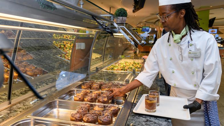 Die Dessert-Station wird nachgefüllt