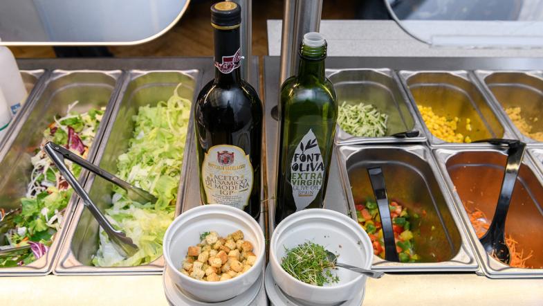 Die Salatbar der Kantine