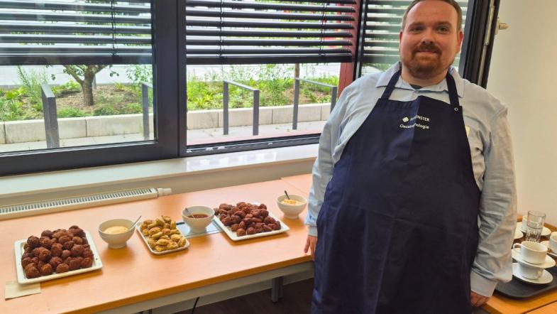 Der Koch Albrecht Fleischer, auf dem Tisch verschiedene Snacks
