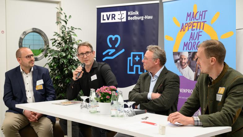 Die Referenten halten einen Vortrag