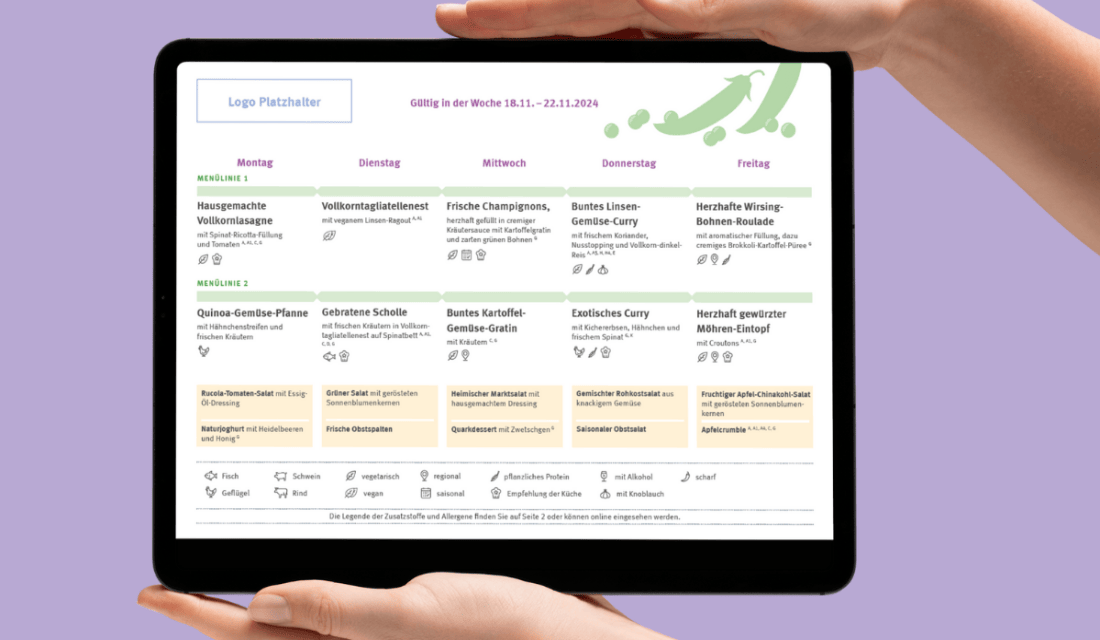 Zwei Hände halten ein Tablet, auf dem ein Speiseplan zu sehen ist.