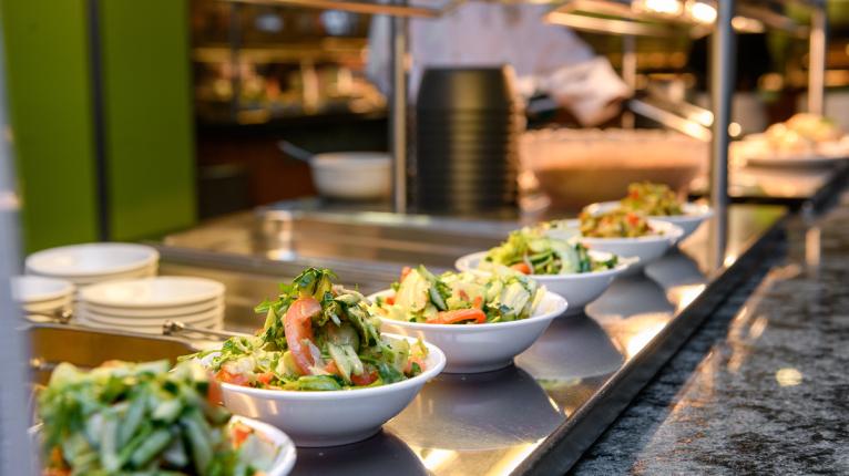 Salatschüssel an der Essensausgabe